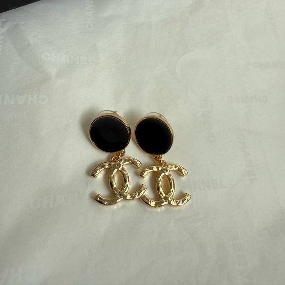 CHANEL Elegant CC Black and Gold Logo Earrings - Picture 1 of 8